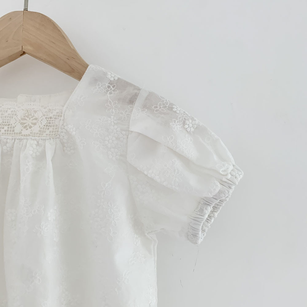 Girls Square Neck Puff Sleeve Lace Back-Buttoned Blouses
